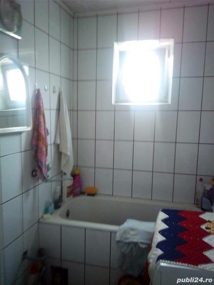 Apartament cu 3 camere semidecomandat în Broșteni