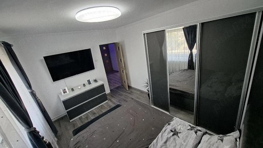 Apartament cu 3 camere decomandat în Mărăcineni