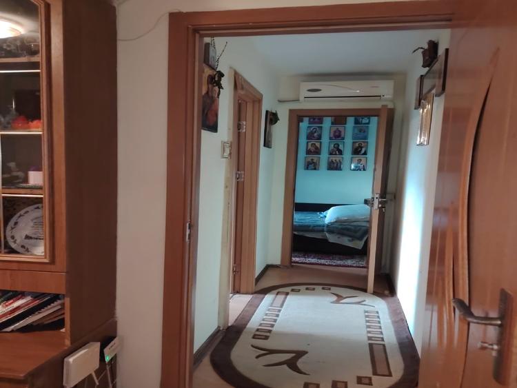 Apartament cu 3 camere semidecomandat în Craiovița Nouă