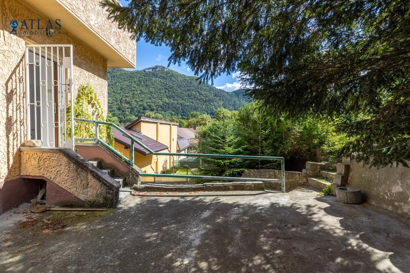 Casă individuală cu 7 camere cu Teren 400 Mp în Centrul Istoric