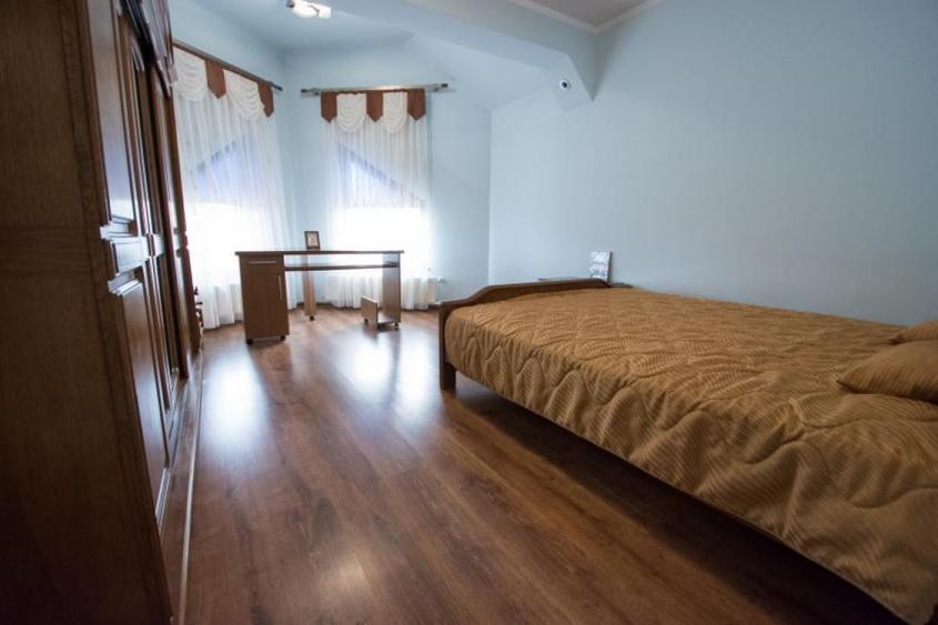 Casă individuală cu 4 camere cu Piscina în Bucov