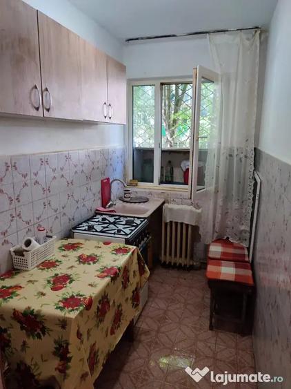 Apartament cu 3 camere semidecomandat, mobilat în Tomis Nord