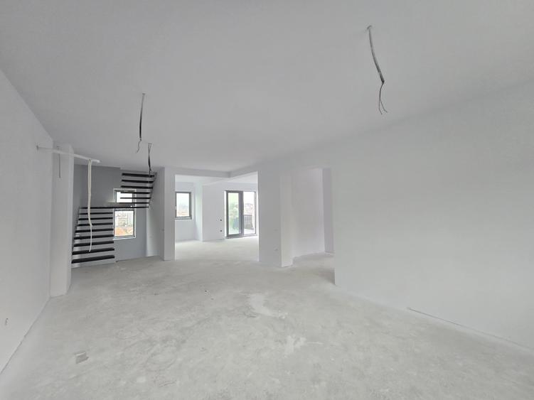 Casă individuală cu 5 camere cu Canalizare în Dâmbul Rotund