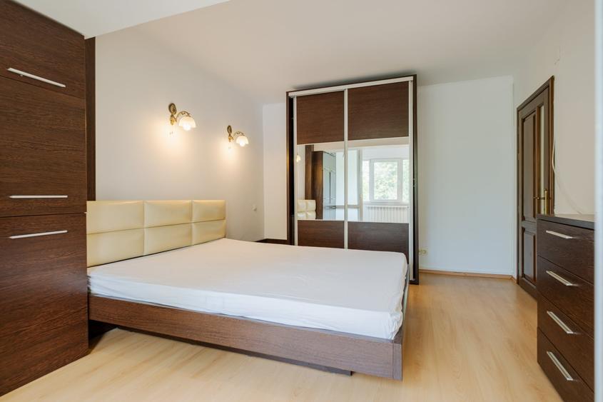 Apartament cu 3 camere decomandat, mobilat în Capitol