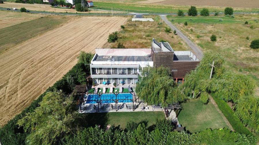 Hotel/Pensiune, de 316 mp, în Corbu