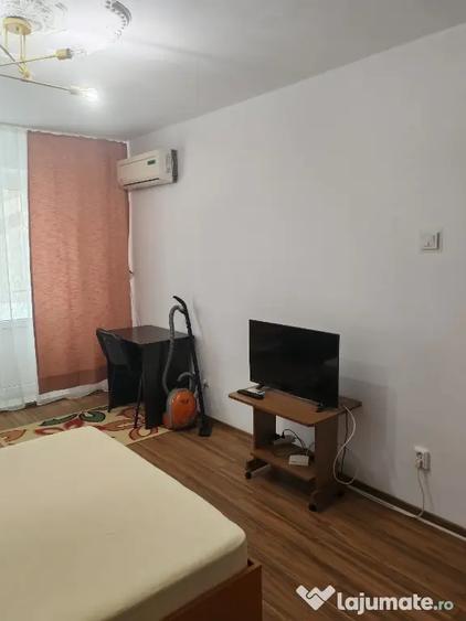 Garsonieră decomandată în Gorjului