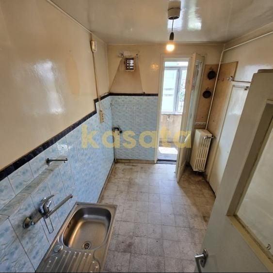 Apartament cu 3 camere decomandat în Barbu Văcărescu