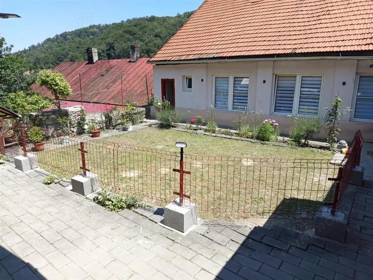 Casă cu Teren 1803 Mp în Anina
