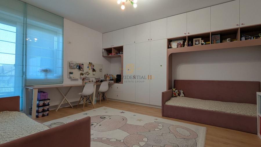 Apartament cu 3 camere semidecomandat, mobilat în Est