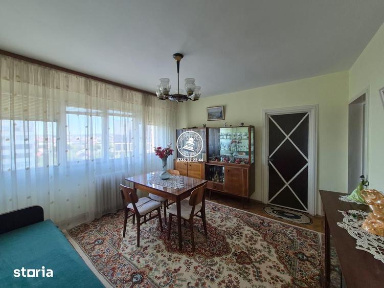 Apartament cu 3 camere semidecomandat în Podu Roș
