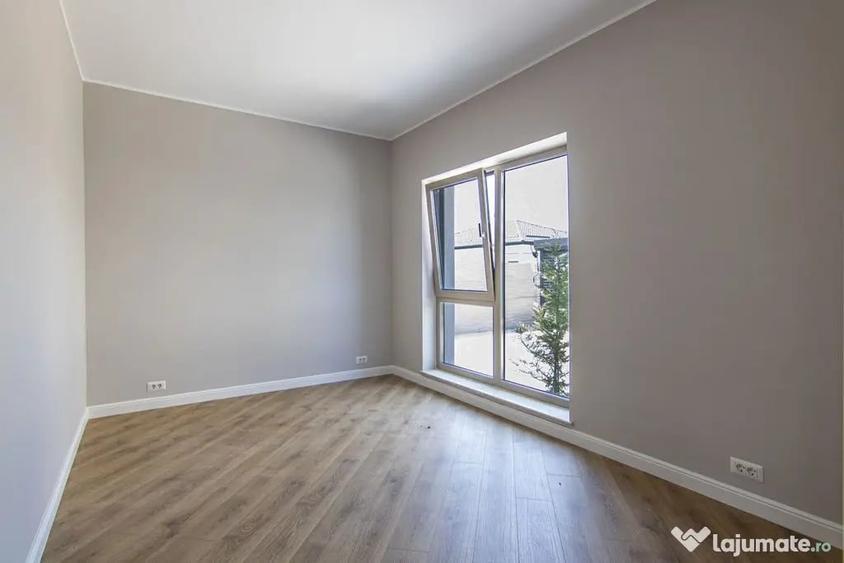 Casă cu 5 camere cu Teren 370 Mp în Ferme