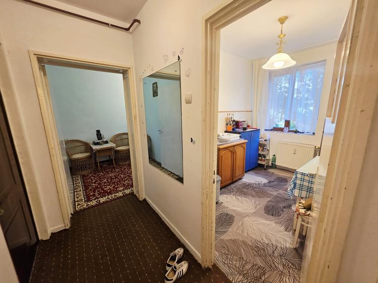 Apartament cu 3 camere semidecomandat în Democrației