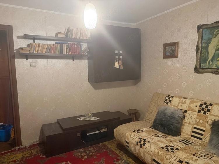 Apartament cu 3 camere decomandat în Girocului