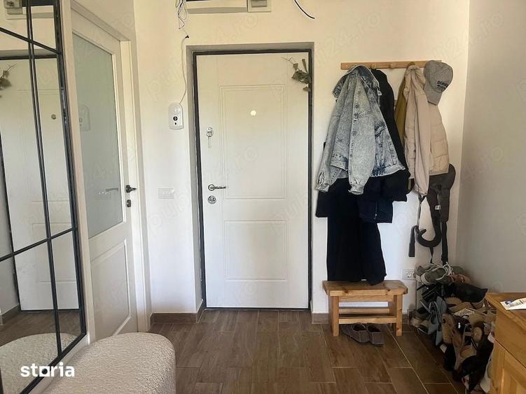 Apartament cu 3 camere semidecomandat în Podu Roș