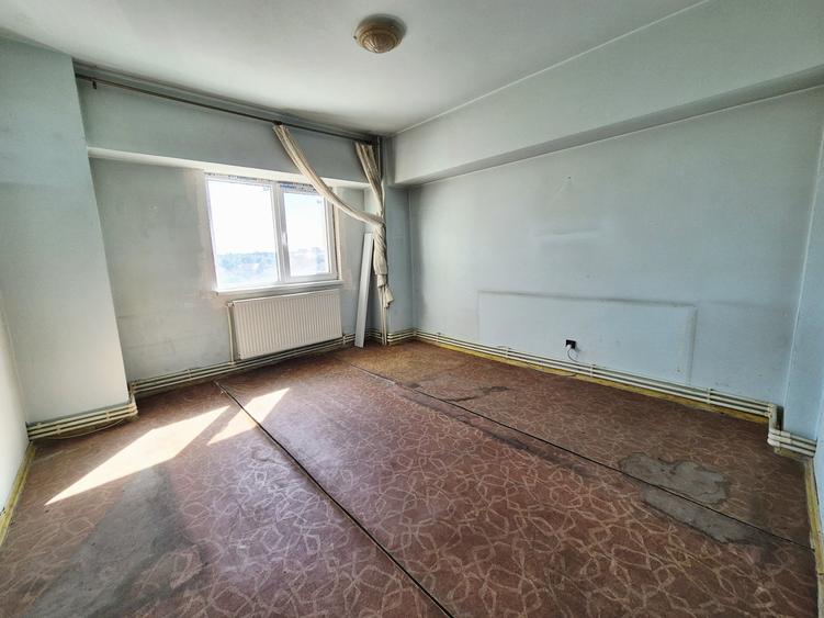 Apartament cu 3 camere decomandat în Trocadero