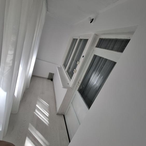Apartament cu 3 camere semidecomandat în Crihala