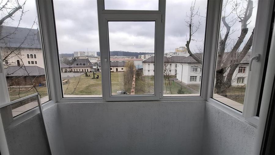 Apartament cu 3 camere semidecomandat în Alexandru cel Bun