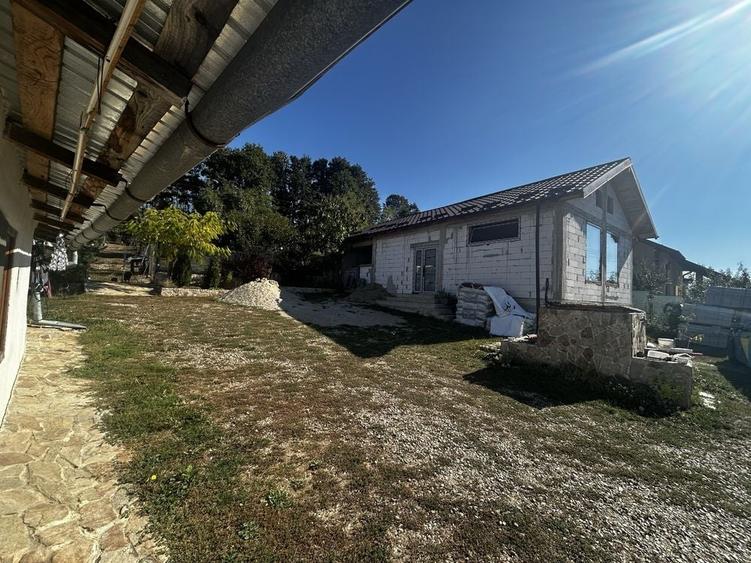 Casă cu 4 camere în Albota