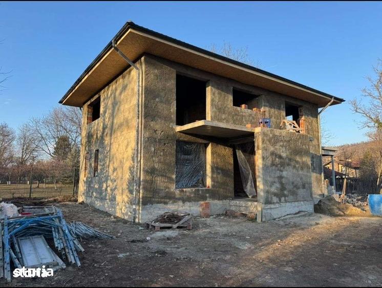 Casă cu 6 camere cu Teren 700 Mp în Breaza