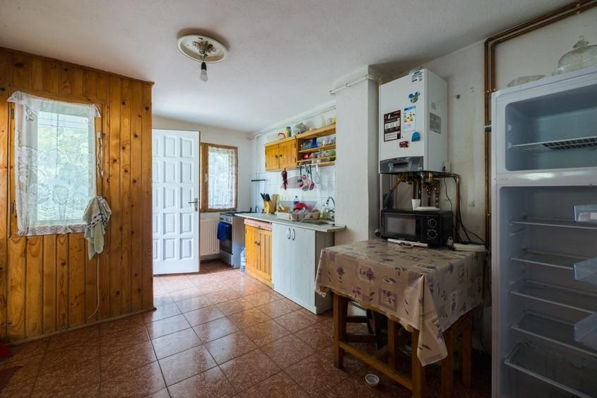 Casă individuală cu 7 camere cu Teren 1259 Mp în Bran