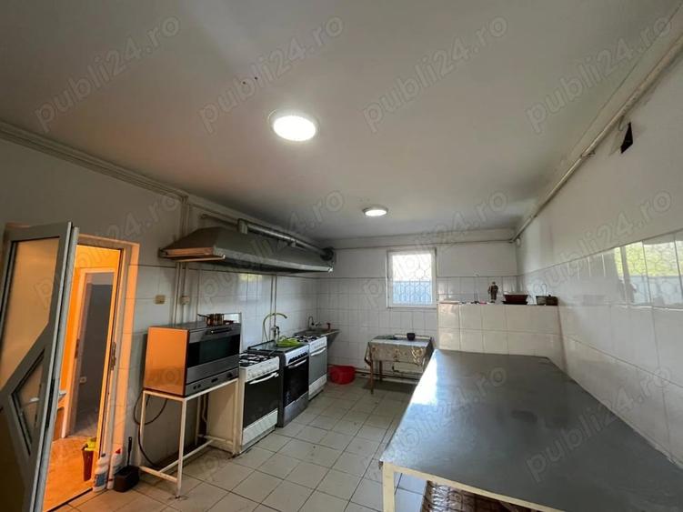 Spațiu comercial, de 250 mp, în Coman