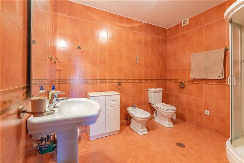 Casă individuală cu 8 camere cu Canalizare în Central