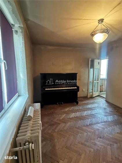 Apartament cu 3 camere decomandat în Tei