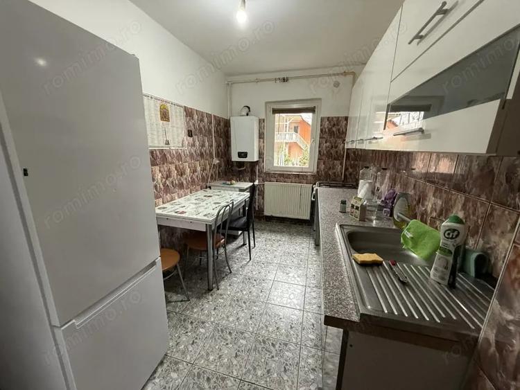 Apartament cu 3 camere decomandat în Lipovei