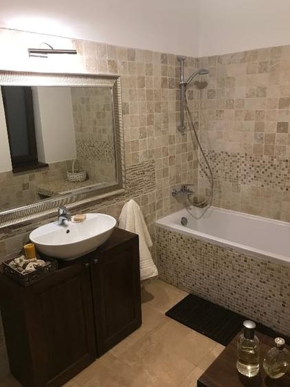 Casă individuală cu 6 camere cu Canalizare în Central