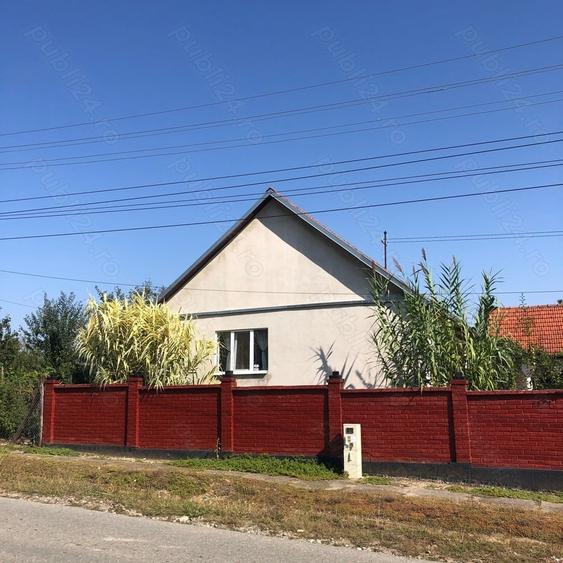 Casă cu 3 camere în Sacoșu Mare