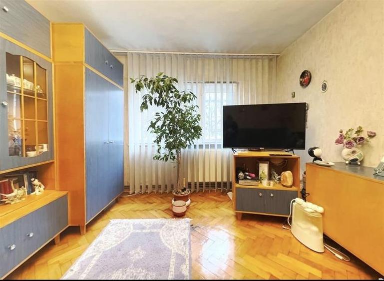 Apartament cu 3 camere decomandat, mobilat în Aradului