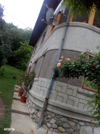 Casă cu 6 camere cu Teren 2559 Mp în Peștișani