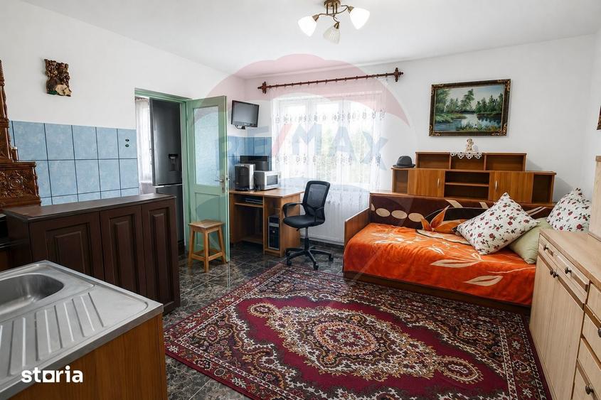 Casă cu 6 camere decomandat cu Teren 1100 Mp în Borca