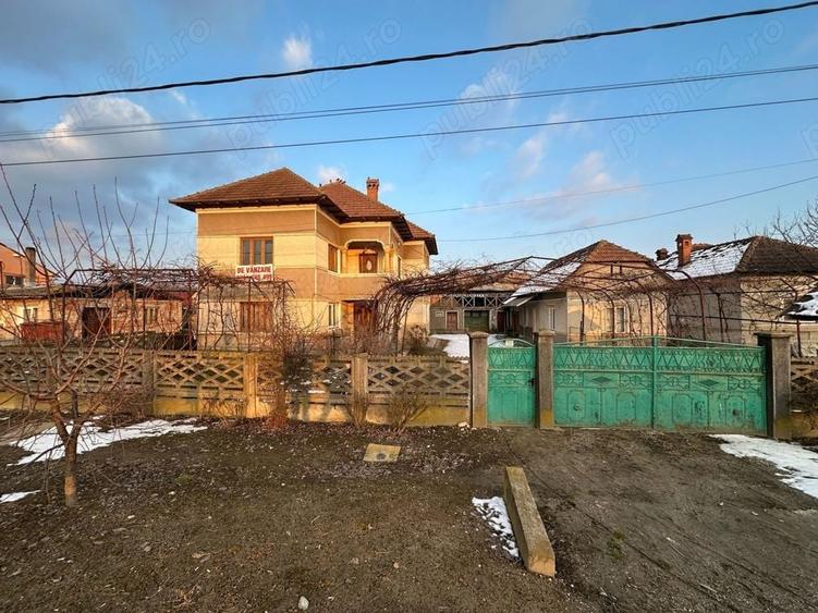 Casă cu 6 camere cu Teren 5800 Mp în Băbeni