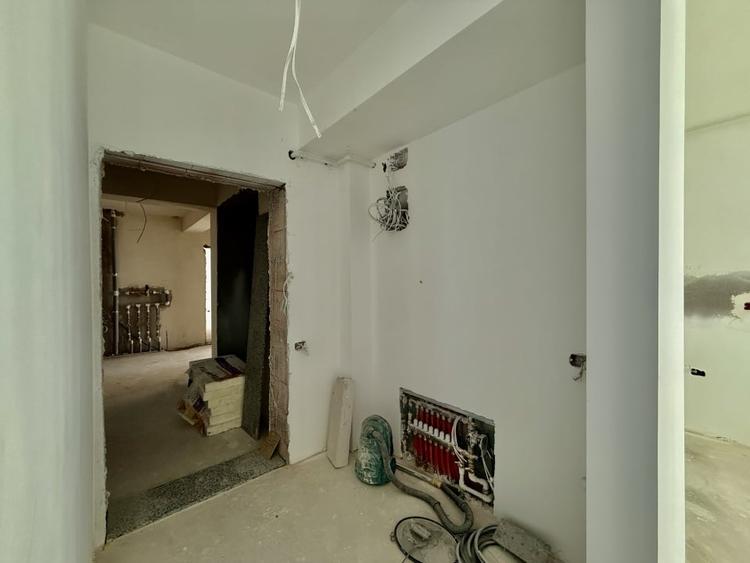 Apartament cu 3 camere semidecomandat în Moșilor