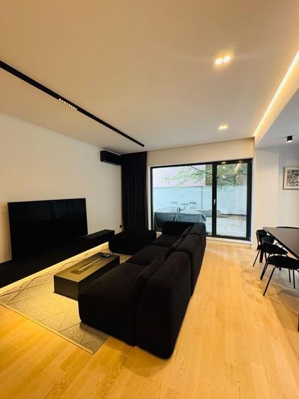 Apartament cu 3 camere semidecomandat, mobilat în P-ța Romană