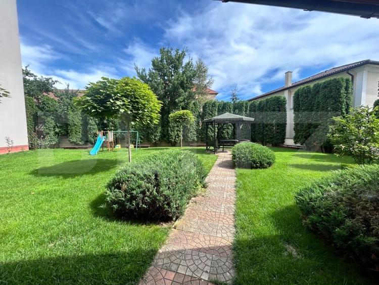 Apartament cu 3 camere semidecomandat, mobilat în Ultracentral