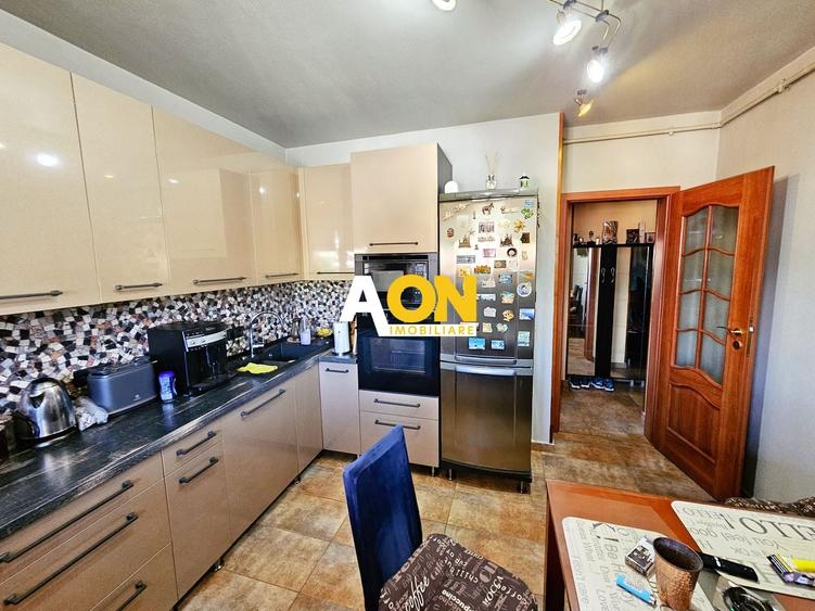 Apartament cu 3 camere decomandat, mobilat în Cetate