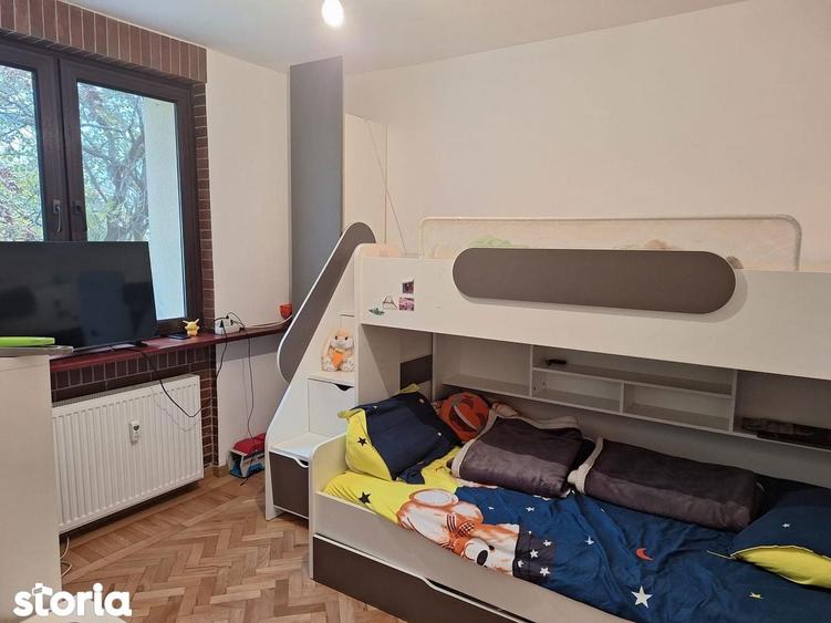 Apartament cu 3 camere în Tei