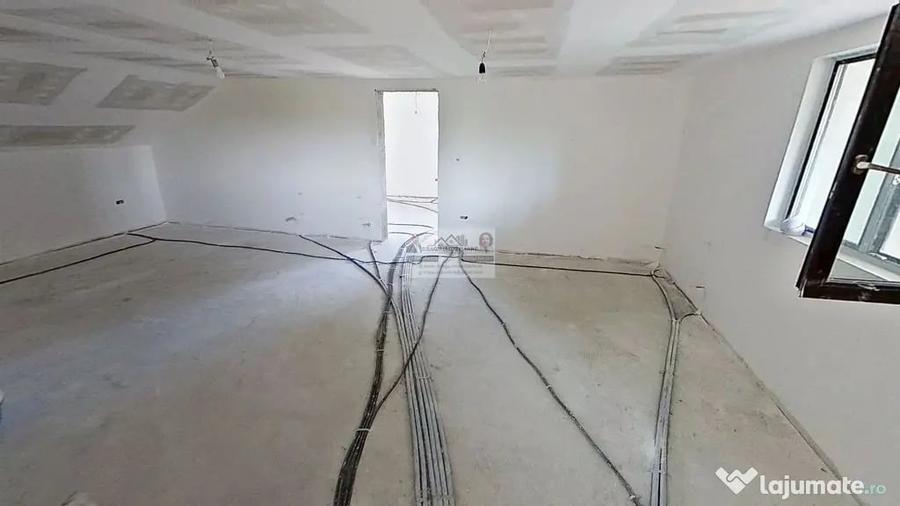 Casă cu 5 camere cu Teren 1159 Mp în Central