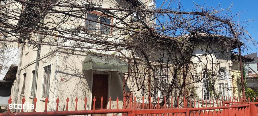 Casă cu 6 camere cu Teren 394 Mp în Central