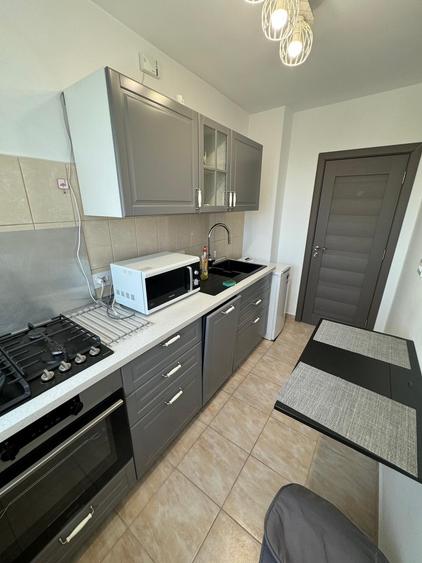 Apartament cu 3 camere semidecomandat, mobilat în Drumul Taberei