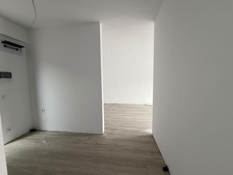 Apartament cu 3 camere semidecomandat în Florești