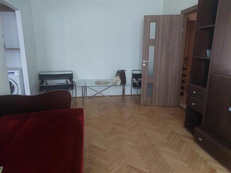 Apartament cu 3 camere semidecomandat, mobilat în Central