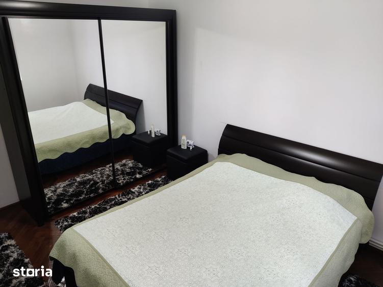 Apartament cu 3 camere semidecomandat în Far