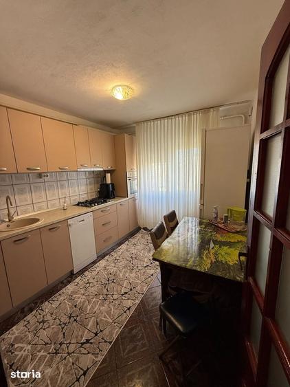 Apartament cu 4 camere decomandat în Calea București