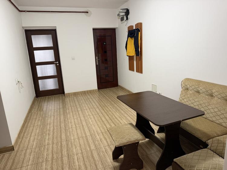 Apartament cu 3 camere decomandat, mobilat în Vasile Aaron