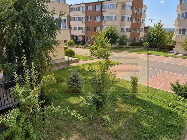 Apartament cu 3 camere semidecomandat, mobilat în Păcurari