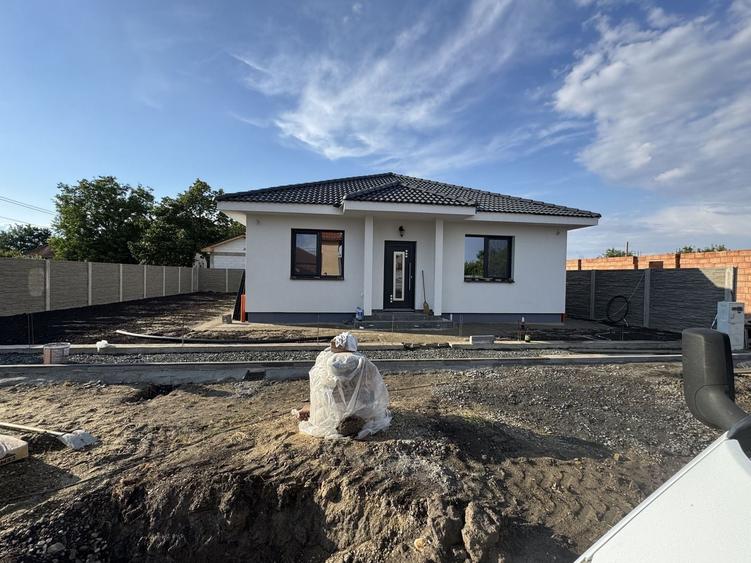 Casă individuală cu 3 camere cu Canalizare în Exterior Vest