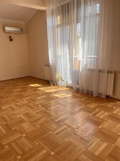 Casă individuală cu 13 camere cu Canalizare în Voluntari